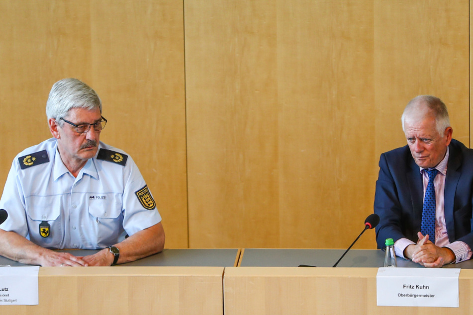 Stuttgarts Polizeipräsident Frank Lutz (links) und Stuttgarts Oberbürgermeister Fritz Kuhn (64, Grüne) bei einer Pressekonferenz über die nächtlichen Randalen in der Stuttgarter Innenstadt.