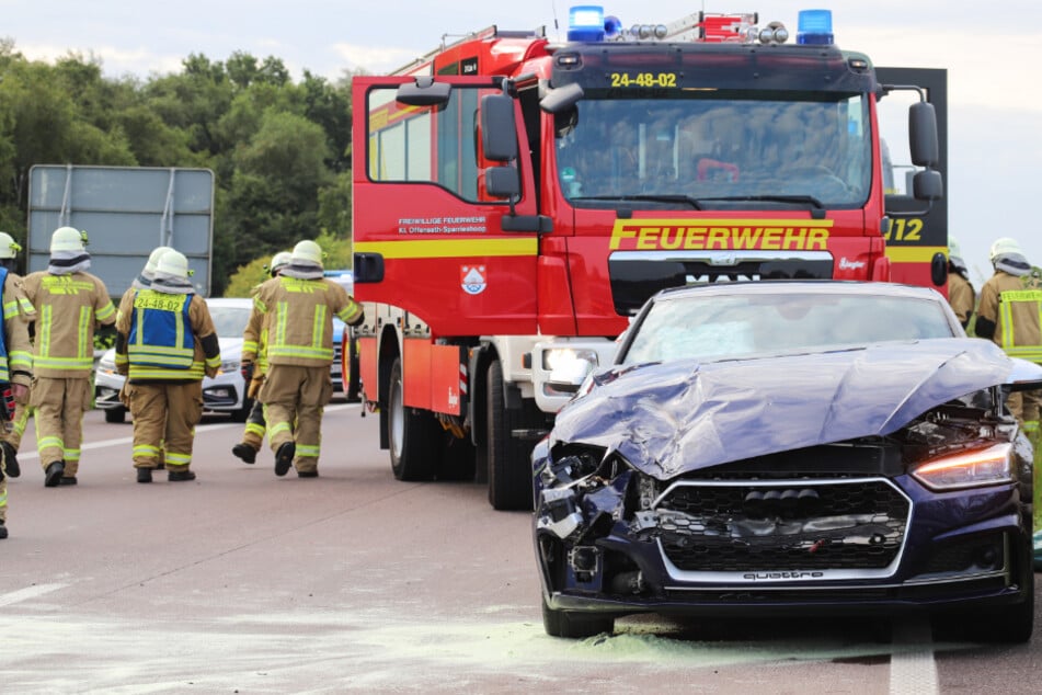 Auf der A23 bei Horst sind am Montagmorgen zwei Autos und ein Lkw kollidiert. Eine Person wurde verletzt, die Autobahn musste zeitweise gesperrt werden.