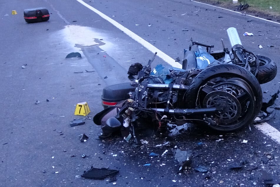 Riskantes Überholmanöver geht schief: Frontal-Crash endet für zwei Motorradfahrer tödlich