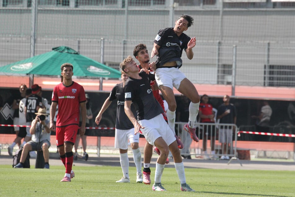 Der FSV Zwickau, hier Gabriel Figurski Vieira (24, r.) im Kopfballduell, setzt sich nach einer rundum gelungenen Mannschaftsleistung bei Drittligist FC Ingolstadt durch.