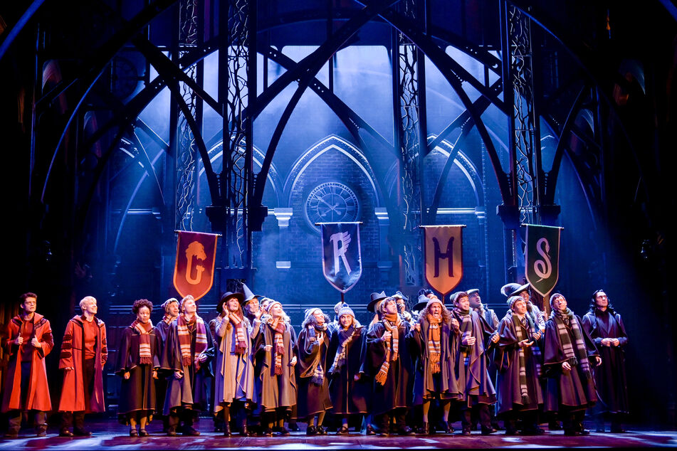 Die Schauspieler stehen bei der Fotoprobe des Theaterstücks "Harry Potter und das verwunschene Kind" auf der Bühne des "mehr!-Theater".