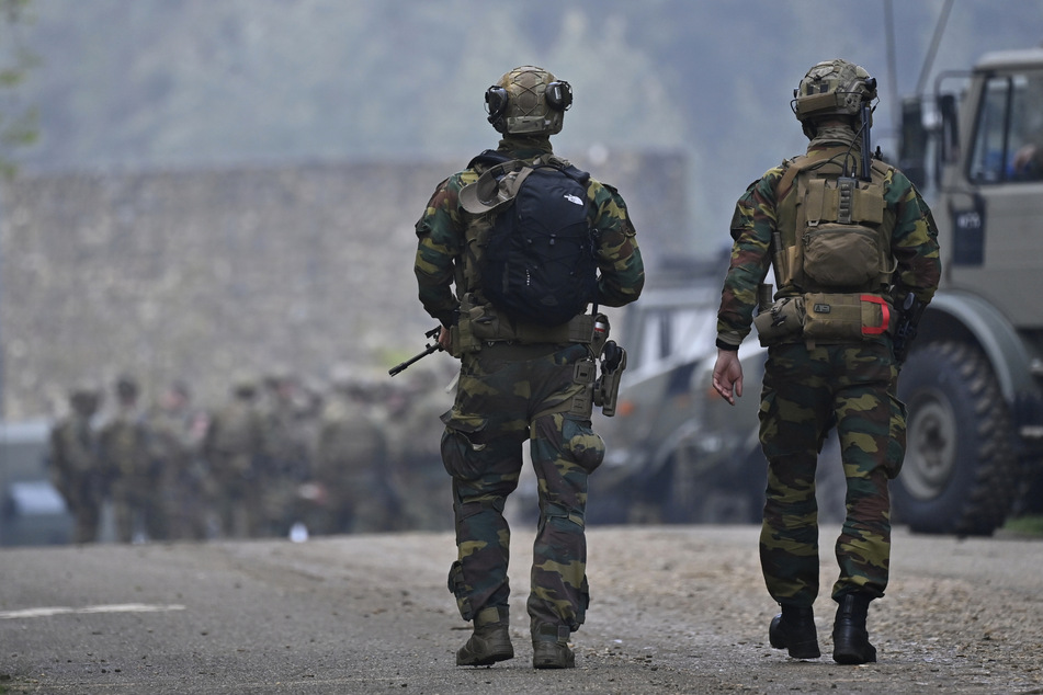 Soldaten bewachen die Straßen.