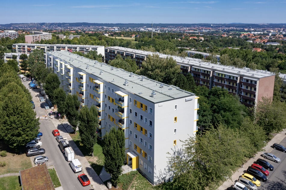 Der DDR-Block an der Hainbuchenstraße (l.) in Gorbitz ist im Umbau, sah kürzlich noch so aus wie der Plattenbaukomplex an der Birkenstraße (r.), der Mitte 2025 drankommen soll.