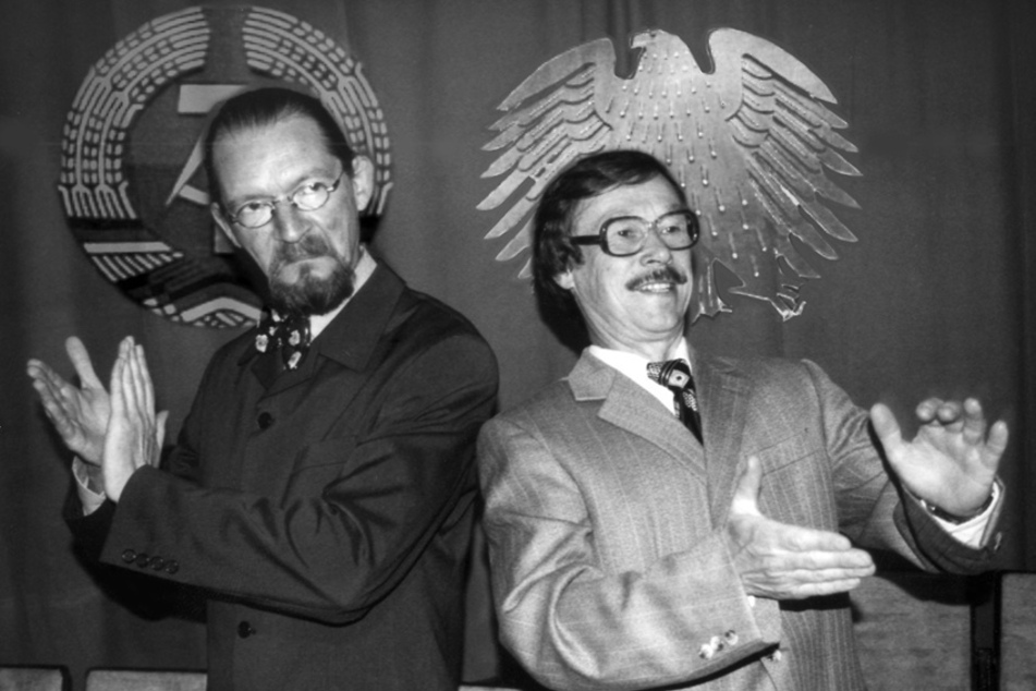 Foto aus dem Jahr 2004: Ludwig Streng (l.) und Eckard Lange spendeten in einem Kabarett-Stück über die DDR "langanhaltenden Beifall".