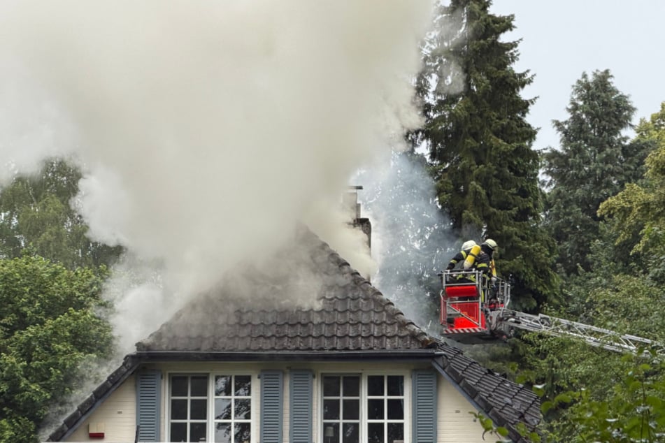 In Hamburg-Hummelsbüttel ist am Montag ein Einfamilienhaus in Brand geraten.