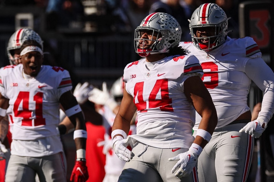 JT Tuimoloau (c.) of Ohio State celebrated a touchdown after intercepting a pass from Penn State on Saturday.