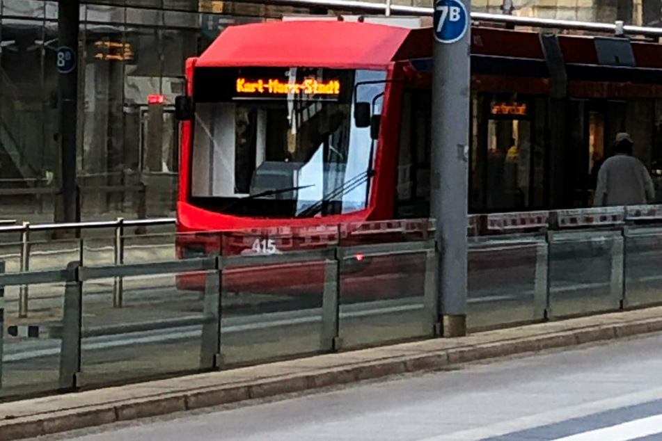 Eine City-Bahn mit dem Ziel "Karl-Marx-Stadt" fuhr an der Zentralhaltestelle ein.