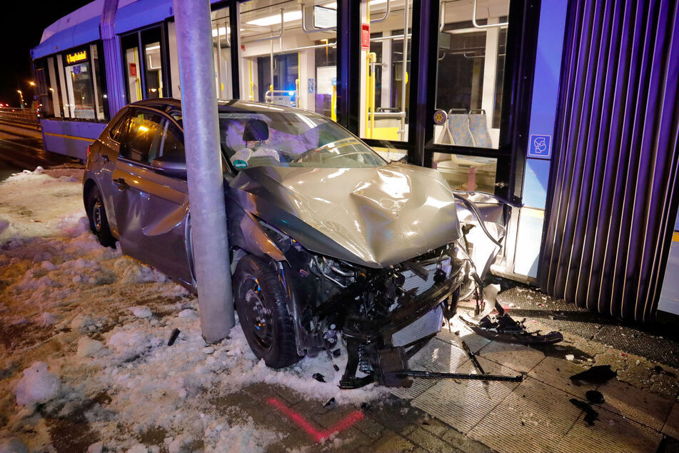 Total zerstört! Ein VW-Fahrer krachte am Montagabend mit einer Straßenbahn auf der Stollberger Straße in Chemnitz zusammen.