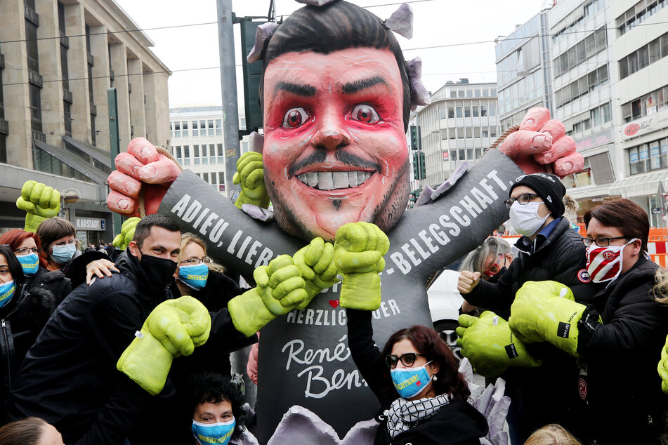 Mitarbeiterinnen von Galeria Kaufhof schlagen am Tag der Schließung ihrer Filiale mit Boxhandschuhen auf eine Pappfigur von Firmeneigner Rene Benko ein.