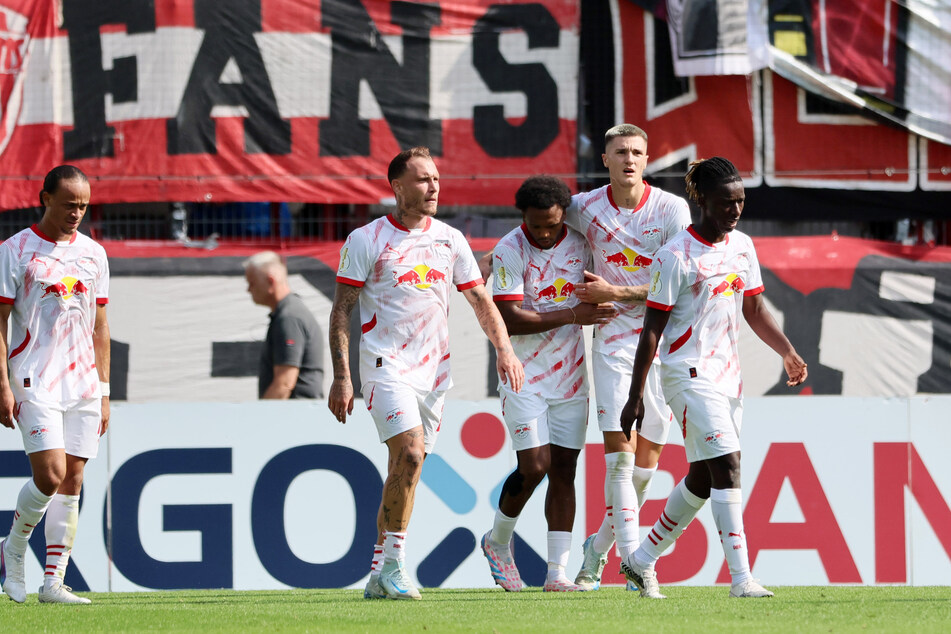 Klar freuten sich die Spieler von RB Leipzig über den Sieg. Selbst reflektierend war aber auch klar, dass viel zu viele gute Chancen liegengelassen wurden.