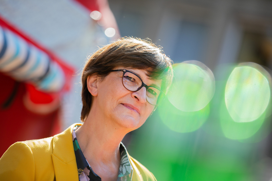 Saskia Esken, Parteivorsitzende der SPD, steht bei der Sommerreise der SPD-Spitze bei einer Wahlkampfveranstaltung in der Innenstadt.