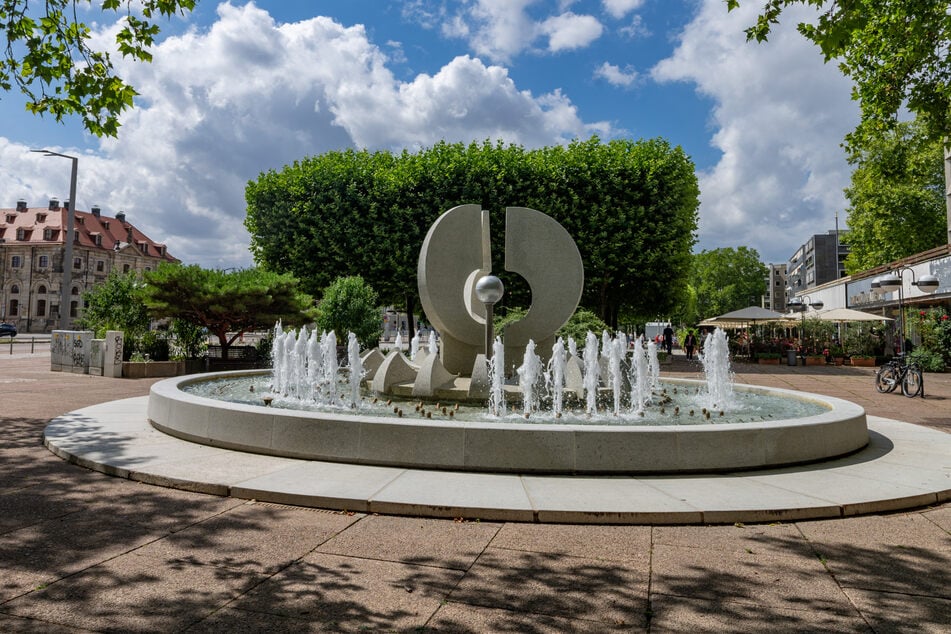 Seltenes Bild: Der Kracht-Brunnen Ost sprudelt in seiner Gänze nur noch über den Nachmittag und Abend verteilt jeweils zwei Stunden.