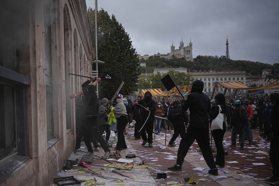 Im Zuge der landesweiten Proteste wurden etliche Geschäfte geplündert.