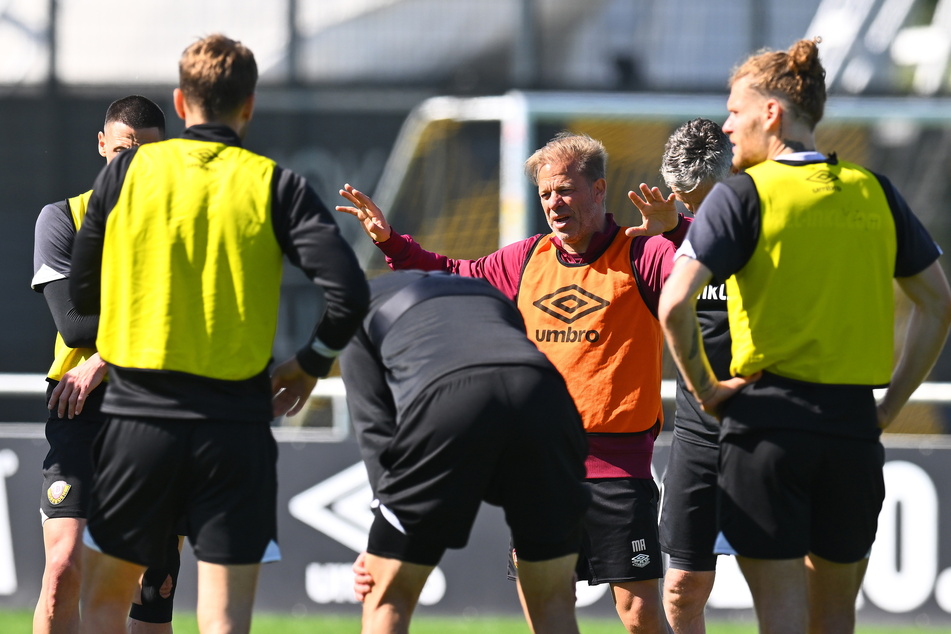 Dynamo-Trainer Markus Anfang (49) am Donnerstagvormittag beim Training. Die Vereinsspitze hat ihm und seiner Mannschaft das Vertrauen ausgesprochen. Jetzt soll geliefert werden.