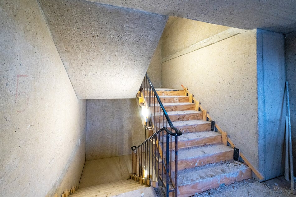 Nur die Stufen des Treppenhauses (Terrazzo) sollen erhalten bleiben, wurden darum zunächst mit Holz eingedeckt.