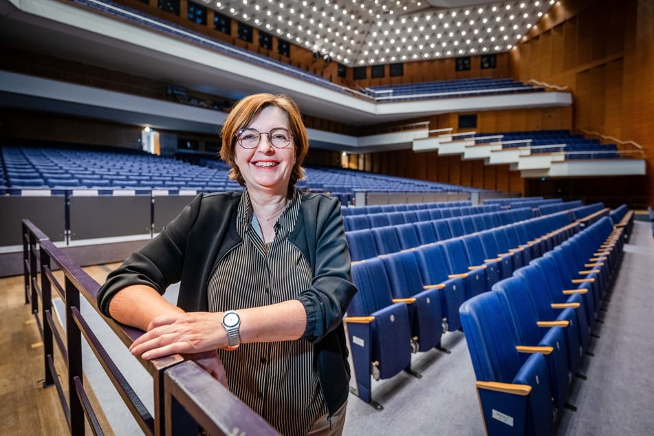 Kirstin Antonelli (57) in the main hall of the Stadthalle.