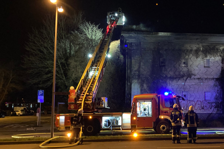 Die Feuerwehr war rund zwei Stunden im Einsatz, um die Flammen an einem Bunker zu löschen.
