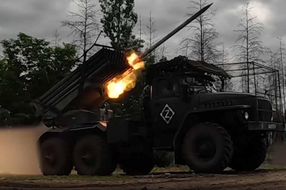 Russische Raketenartillerie schießt in Richtung der Verteidiger.