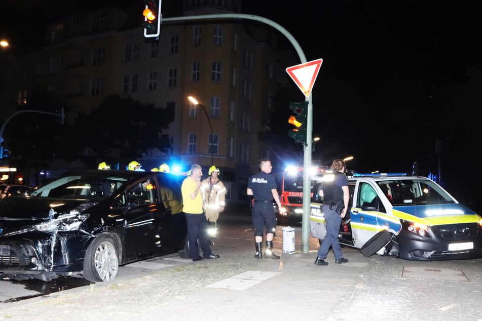 Bei einer Kollision in Berlin-Tempelhof hat ein Einsatzfahrzeug der Polizei einen Toyota gerammt. Nun wird zur Unfallursache ermittelt.
