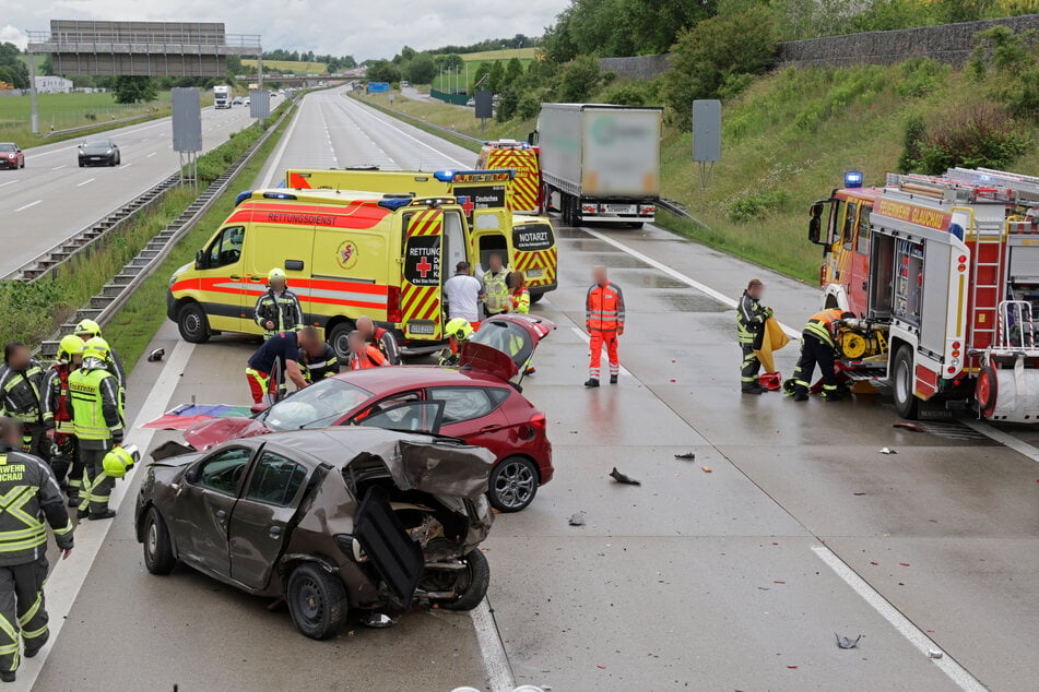 Crash auf der A4 bei Glauchau: Zwei Autos und ein Lkw waren in den Unfall verwickelt - die Autobahn musste komplett gesperrt werden.