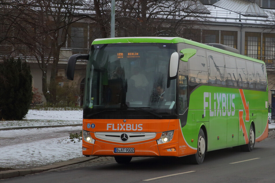 Jetzt hält der Flixbus wieder an der Hansastraße hinterm Bahnhof Neustadt. Als dort alles eine einzige Baustelle war, stoppte der Bus an der Hainstraße.