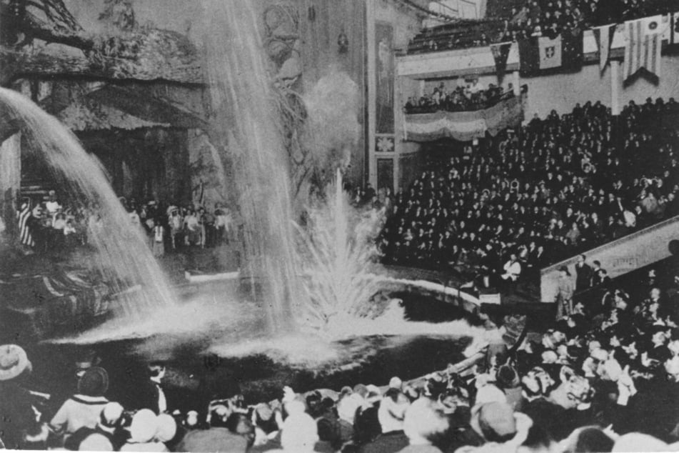 Aus der Sammlung von "Ergü": Das historische Foto zeigt eine Sarrasani-Show mit Wasserfall.