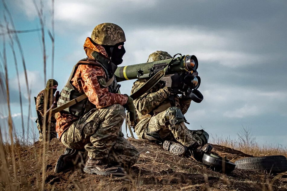 Auf diesem vom Pressedienst des ukrainischen Verteidigungsministeriums veröffentlichten Foto benutzen ukrainische Soldaten während einer Militärübung in der Region Donezk eine Abschussvorrichtung mit einer US-Javelin-Rakete.