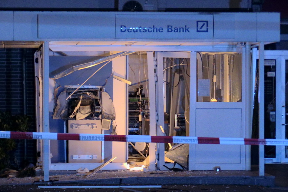 Die Explosion hatte an dem Gebäude erhebliche Schäden verursacht. Ob die Täter nach der Sprengung des Geldautomaten Beute machen konnten, ist derzeit ungewiss.