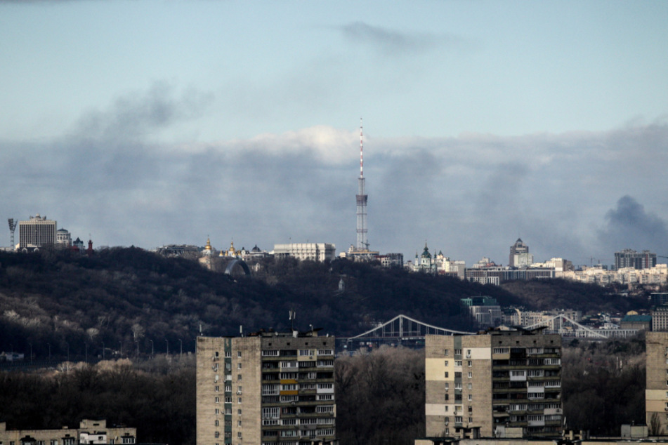 Rauch steigt über der ukrainischen Hauptstadt Kiew auf. Auch am Montagmorgen soll es zu Explosionen gekommen sein.