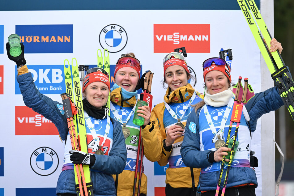 Mit Janina Hettich-Walz (27, l.) und Vanessa Voigt (26, 2.v.r.) haben zwei Silbermedaillen-Gewinnerinnen von Nové Město ihren Platz im Weltcup für die kommende Saison sicher.