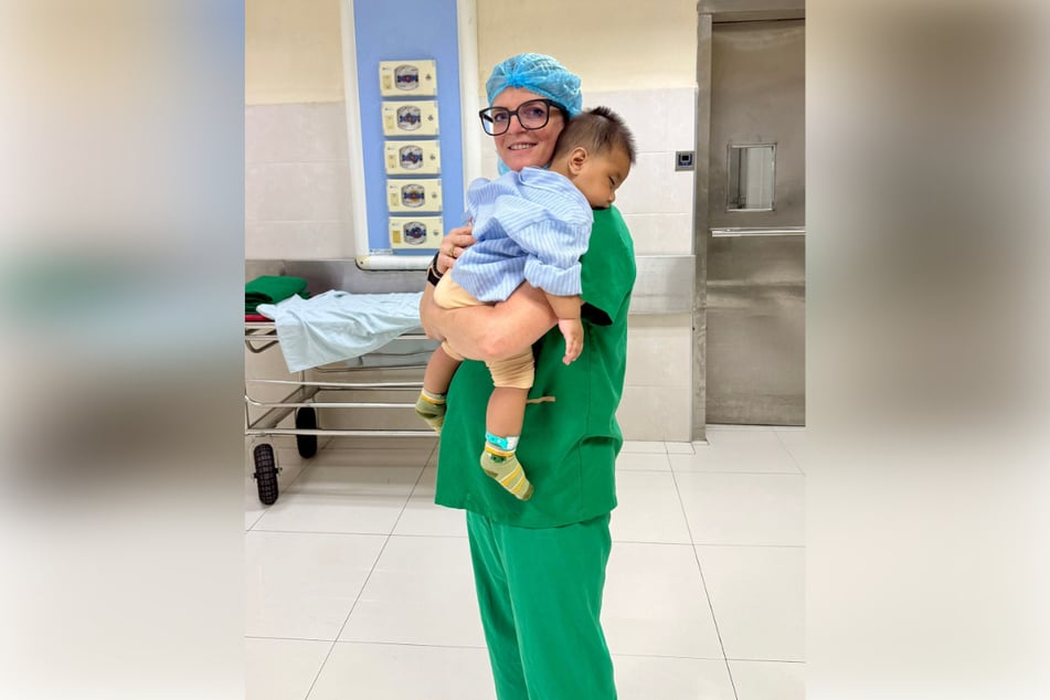 Erkannt? Susanne Schaper (48, Linke) mit einem kleinen Patienten in Vietnam.