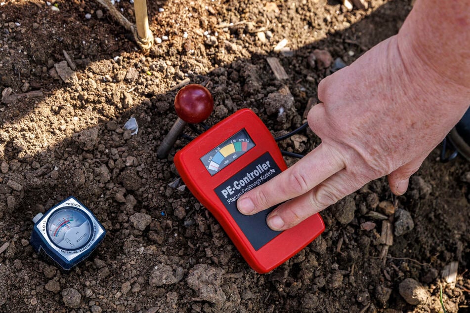 Bei der Bodenanalyse wird auch Messtechnik eingesetzt.