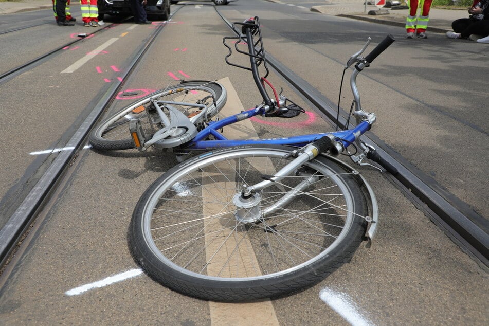 Der Fahrradfahrer wurde bei dem Unfall verletzt.