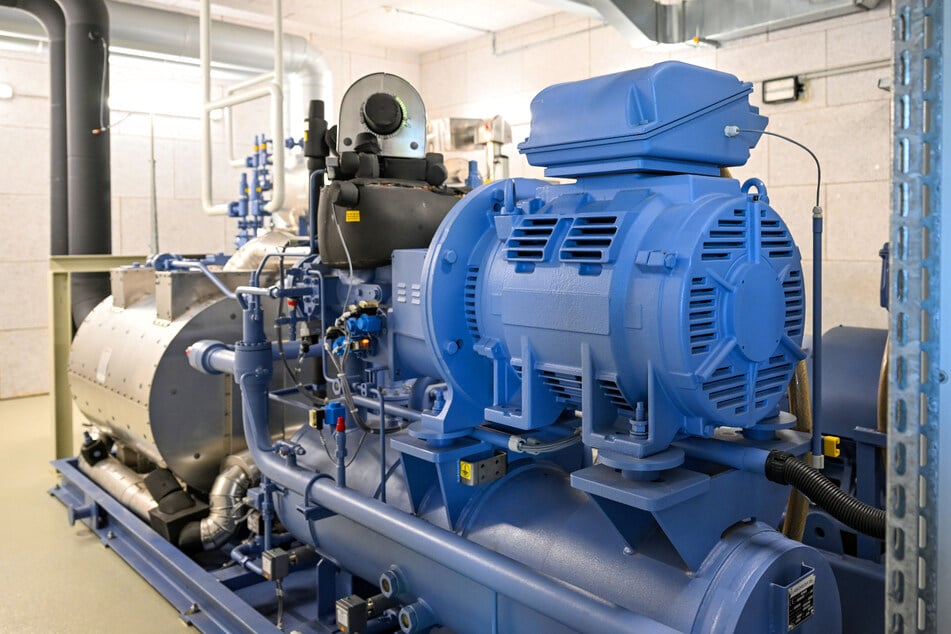 Das Herzstück der Großwärmepumpe, die Luft aus der Umwelt nutzt. Der Strom dafür kommt von der PV-Anlage auf dem Gelände.