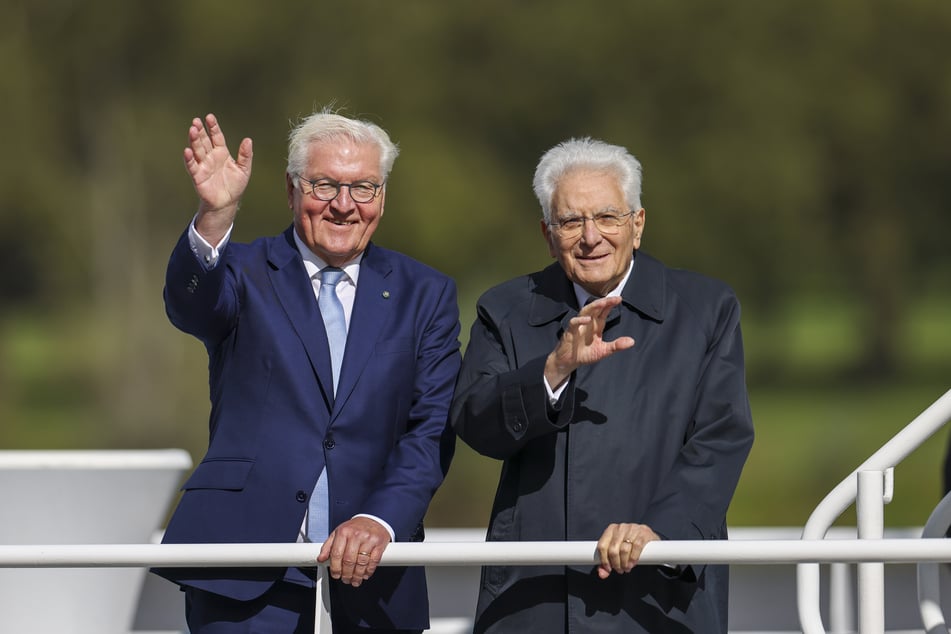 Bundespräsident Frank-Walter Steinmeier (68, l.) und der italienische Staatsgast winken am Samstag vom Bord eines Schiffes auf dem Rhein.