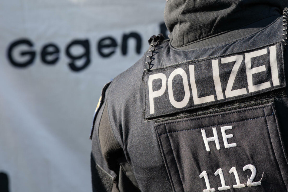 Gegen zwei Polizeibeamte, die möglicherweise Verbindungen in die rechte Szene haben, wird aktuell vom Staatsschutz des Polizeipräsidiums Nordhessen ermittelt. (Symbolbild)