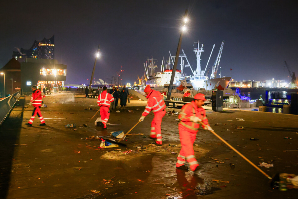Bereits in der Nacht beseitigten die stillen Helden der Stadtreinigung den Silvestermüll am Hamburger Hafen.