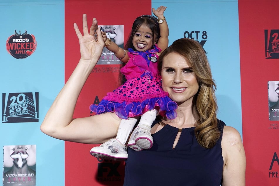 Die kleinste Frau der Welt zusammen mit Erika Ervin auf der Premiere für "American Horror Story: Freak Show".