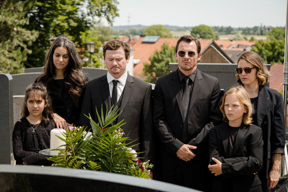 Frank Lechner (3.v.r.) mit seiner Familie bei der Beerdigung seiner Mutter.
