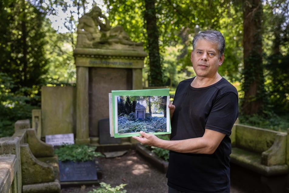 Mike Hähle (50) kümmert sich um die Geschichte(n) historischer Gräber in Chemnitz – hier am Grab der Familie Hermann Riemann.