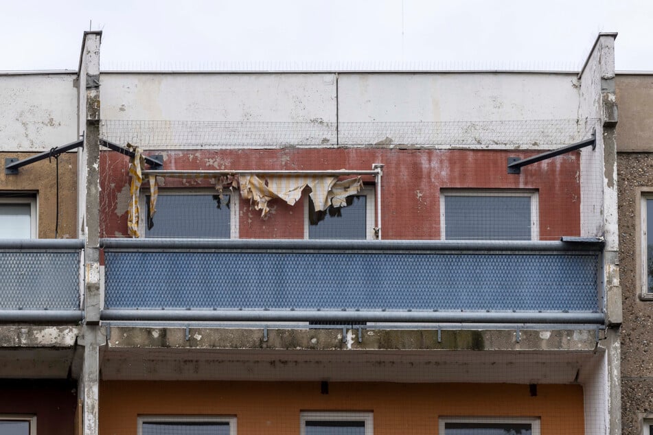 Auch die Balkone werden neu gemacht. Die Bewohner können während der Sanierung in den Wohnungen bleiben.