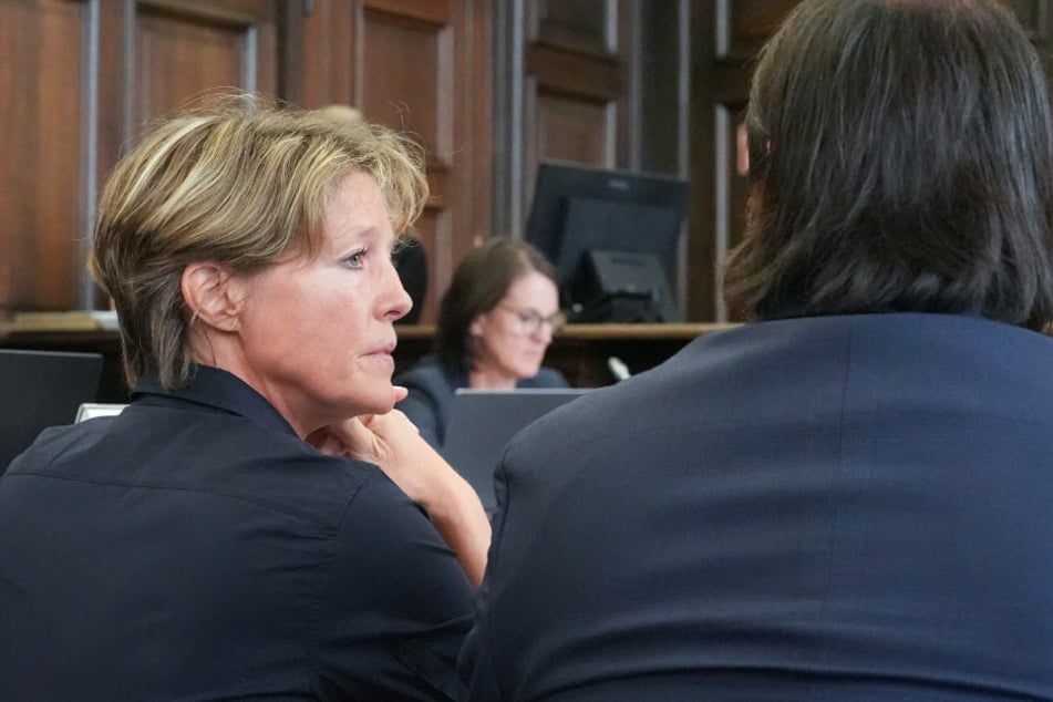 Christina Block (53, l.) ist wegen der mutmaßlichen Entführung ihrer Kinder angeklagt.