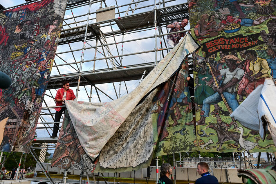 Das Banner, das den Eklat ausgelöst hatte, wurde von documenta Mitarbeitern abgehangen.