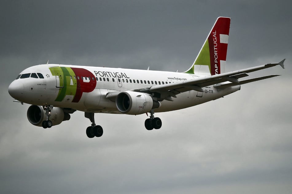 Ein Flugzeug von TAP Air Portugal musste zwei Mal zur Landung in Hamburg ansetzen. (Archivbild)