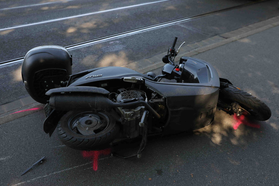 Der Fahrer des Motorrollers zog sich schwere Verletzungen zu.