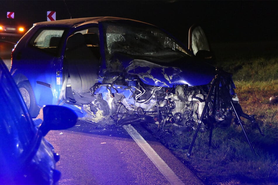 Beim Aufprall wurde die rechte Seite des VW nahezu herausgerissen.