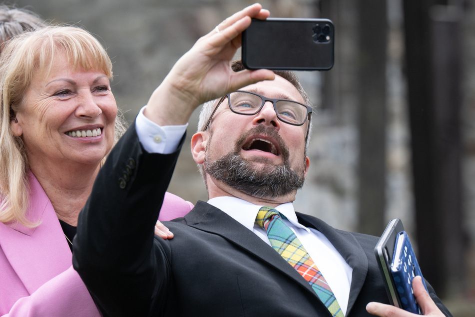 Sozialministerin Petra Köpping (65) und Wirtschaftsminister Martin Dulig (49, beide SPD) hatten Spaß beim Selfie-Machen.