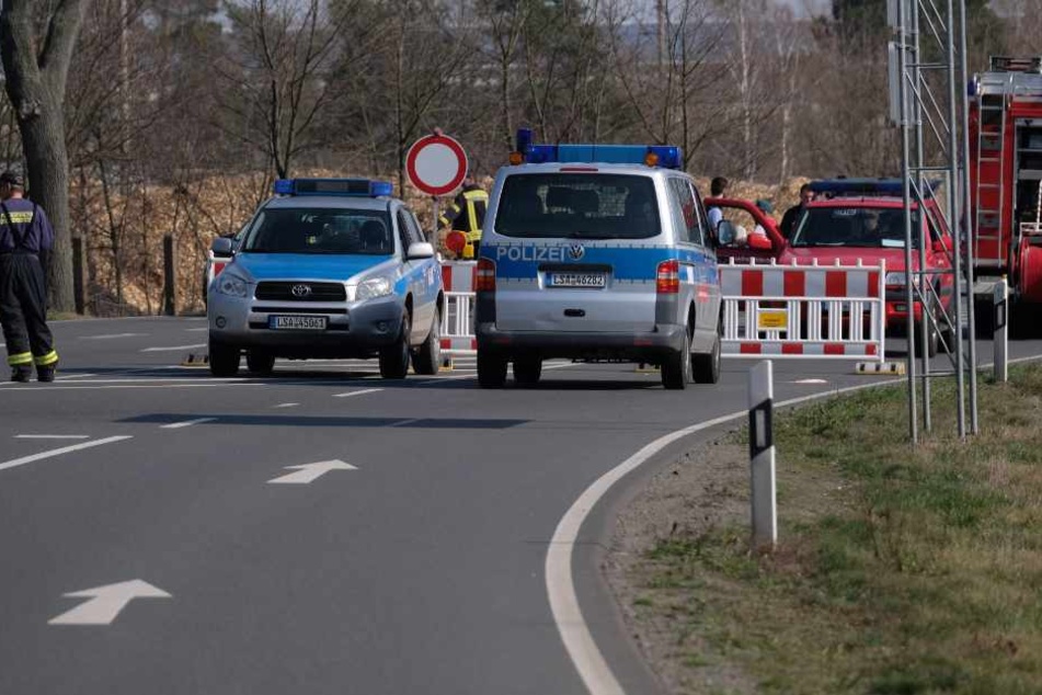  Sachsen-Anhalt, Jessen (27. März): Polizei sichert den Zugang zum Ort ab.