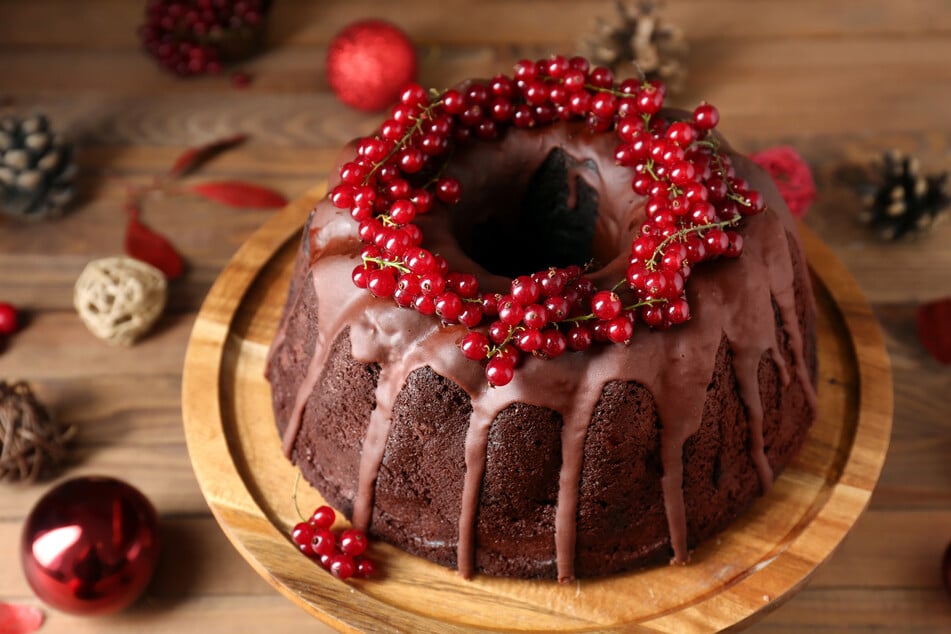 Rotweinkuchen ist ein einfacher Rührkuchen, der durch die Zubereitung mit Wein besonders saftig wird.