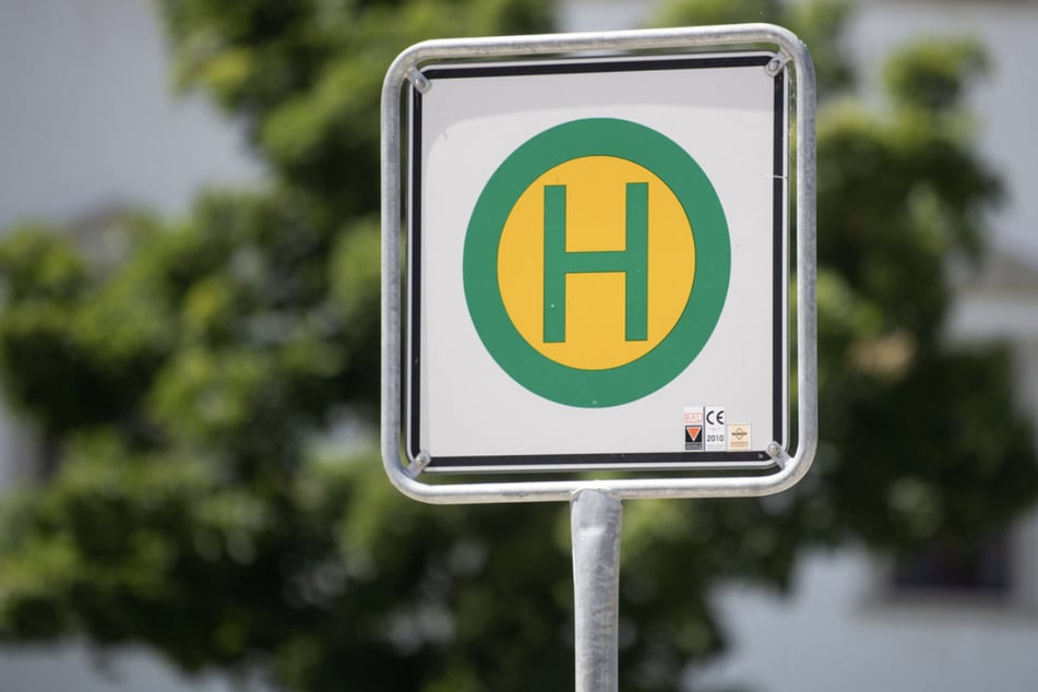 Der Jugendliche (14) hatte auf einen Bus gewartet und wurde hierbei Opfer einer brutalen Attacke. (Symbolfoto)